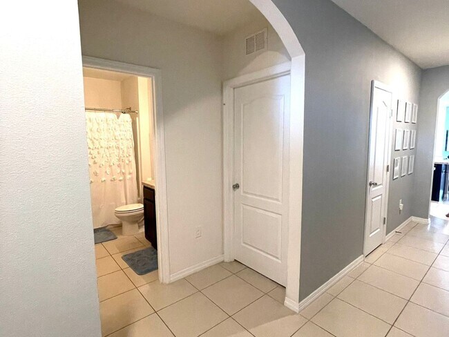 Foto del edificio - Spacious 4BR/2BA Home with Fenced Yard Nea...