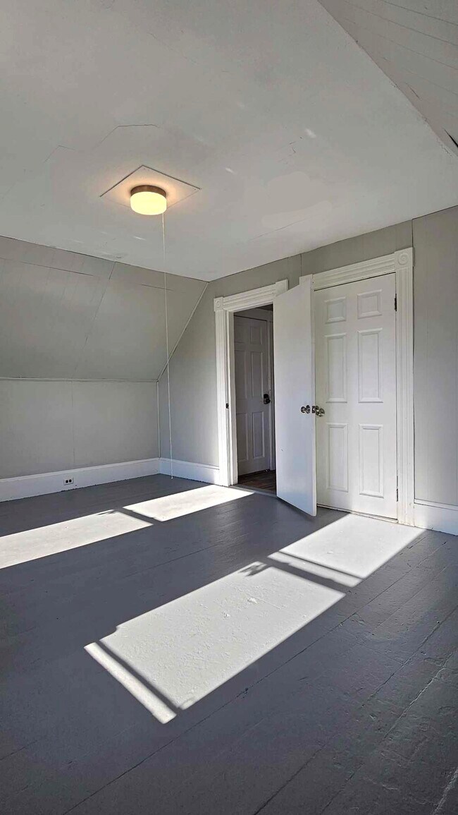 16' x 12' primary bedroom - 1014 Valley St