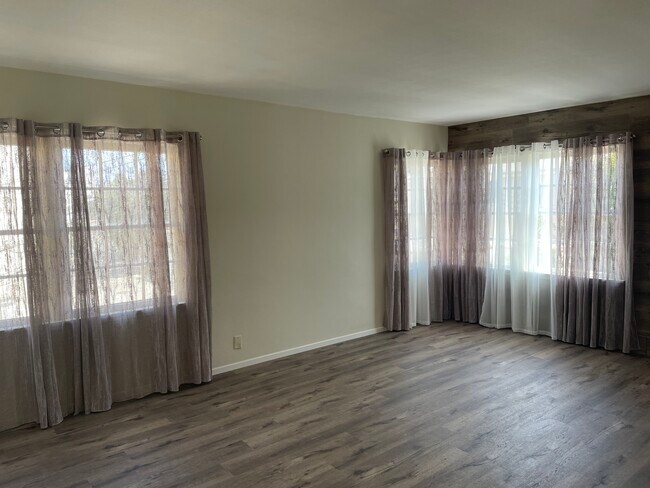 Living Room - 454 S Oakhurst Dr