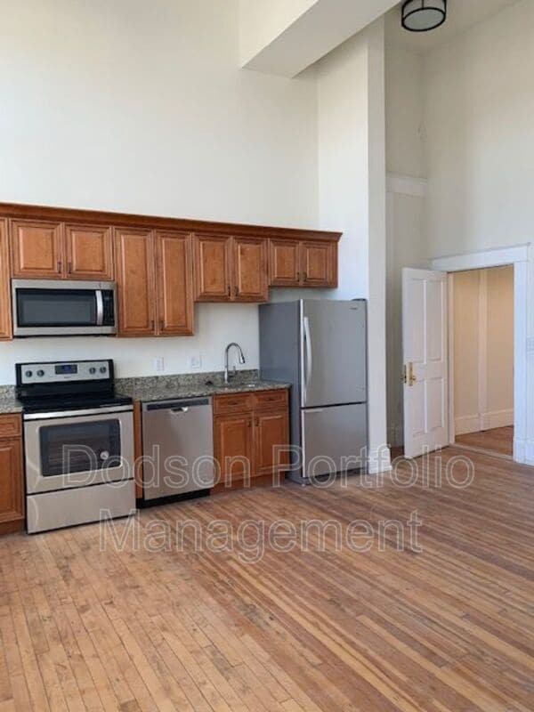Primary Photo - 900 St James St