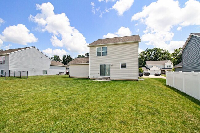 Building Photo - Stunning home that offers the perfect comb...