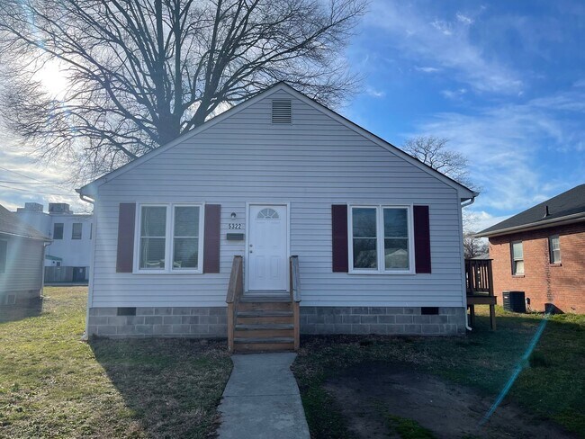 Building Photo - Adorable 3bdrm/2 bath House Conveniently L...