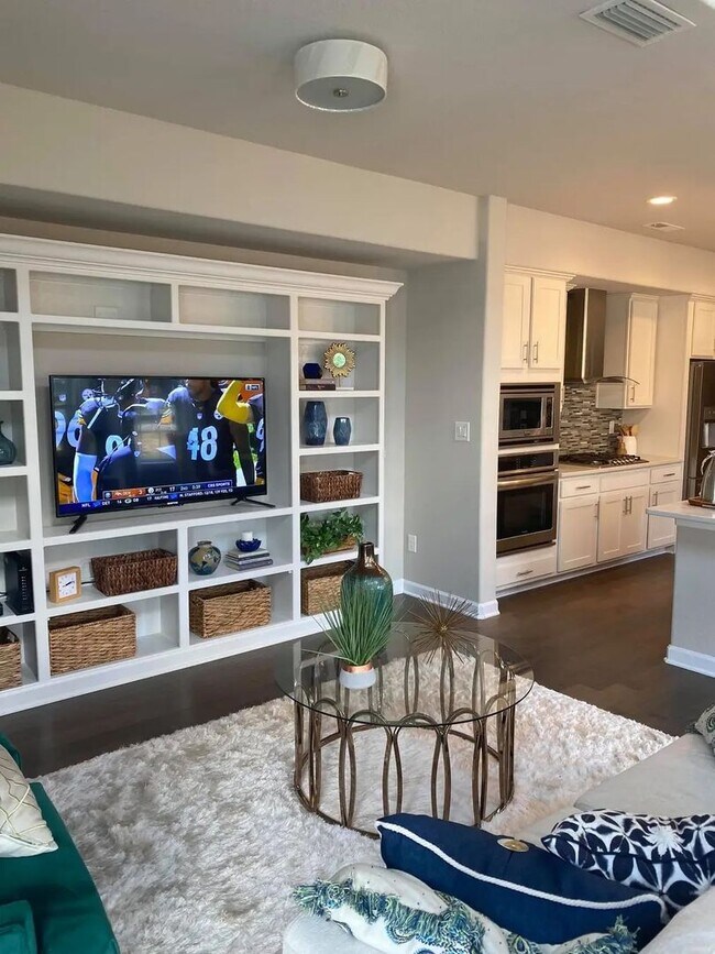 Foto del edificio - Beautiful model home end unit