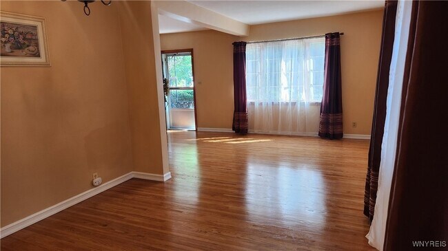 Foto del edificio - 544 Memorial Pkwy