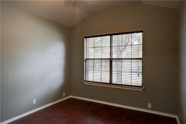Foto del edificio - Charming One-Level 4 Bedroom Home with 2-C...