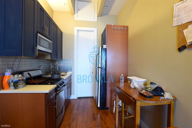 Building Photo - Studio, 1 bath Apartment - 215 Marion St 3A