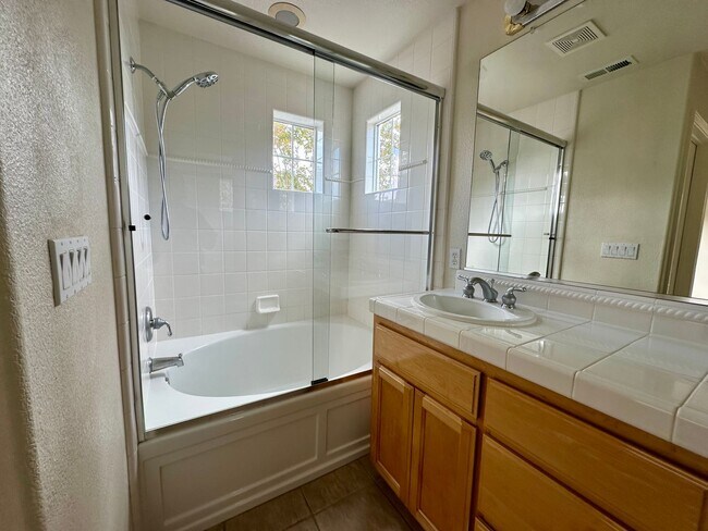 Foto del edificio - STYLISH SPACES FACING A GREENBELT DETACHED...