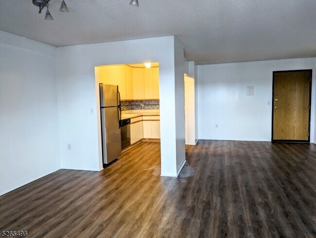 Building Photo - 10 N Wood Ave