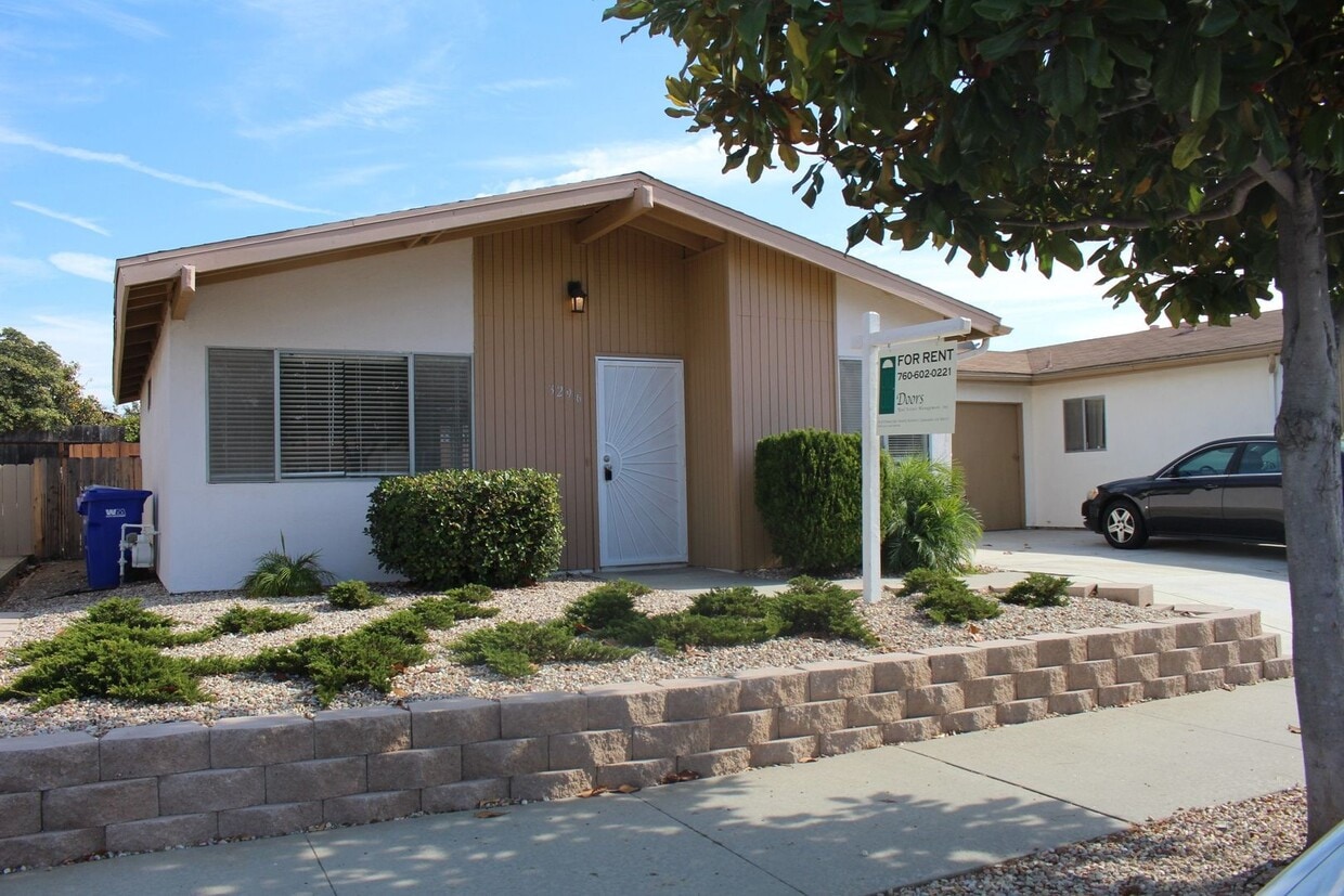 Primary Photo - 55+ Community!! Adorable 2 bed 1 bath in t...