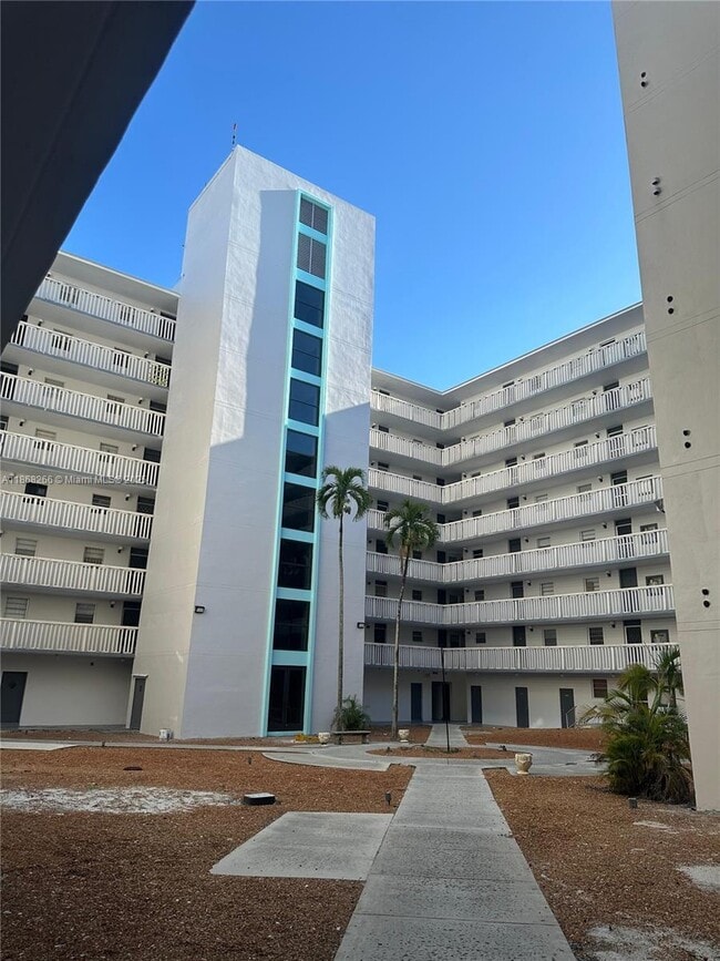 Foto del edificio - 15600 NW 7th Ave