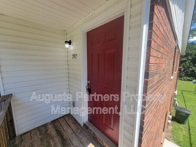Building Photo - 1546 Hamilton Dr