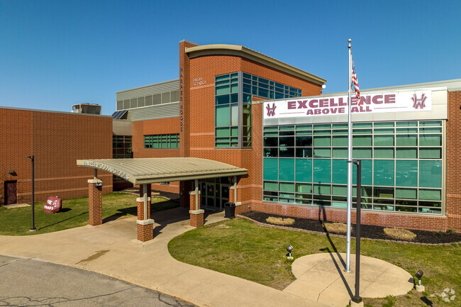 Harper Woods High School serves nearly 900 students with a 22:1 student to teacher ratio.