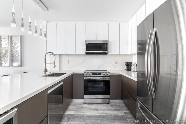 Building Photo - 3725 S Ocean Dr