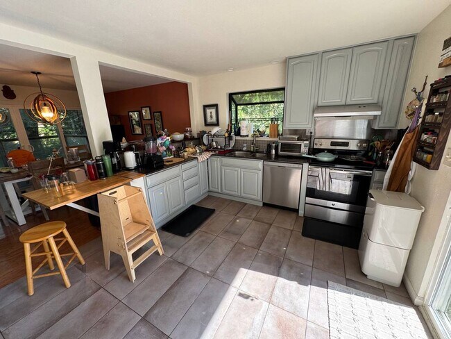 Foto del edificio - Peaceful 4-Bedroom Retreat in the Oakland ...