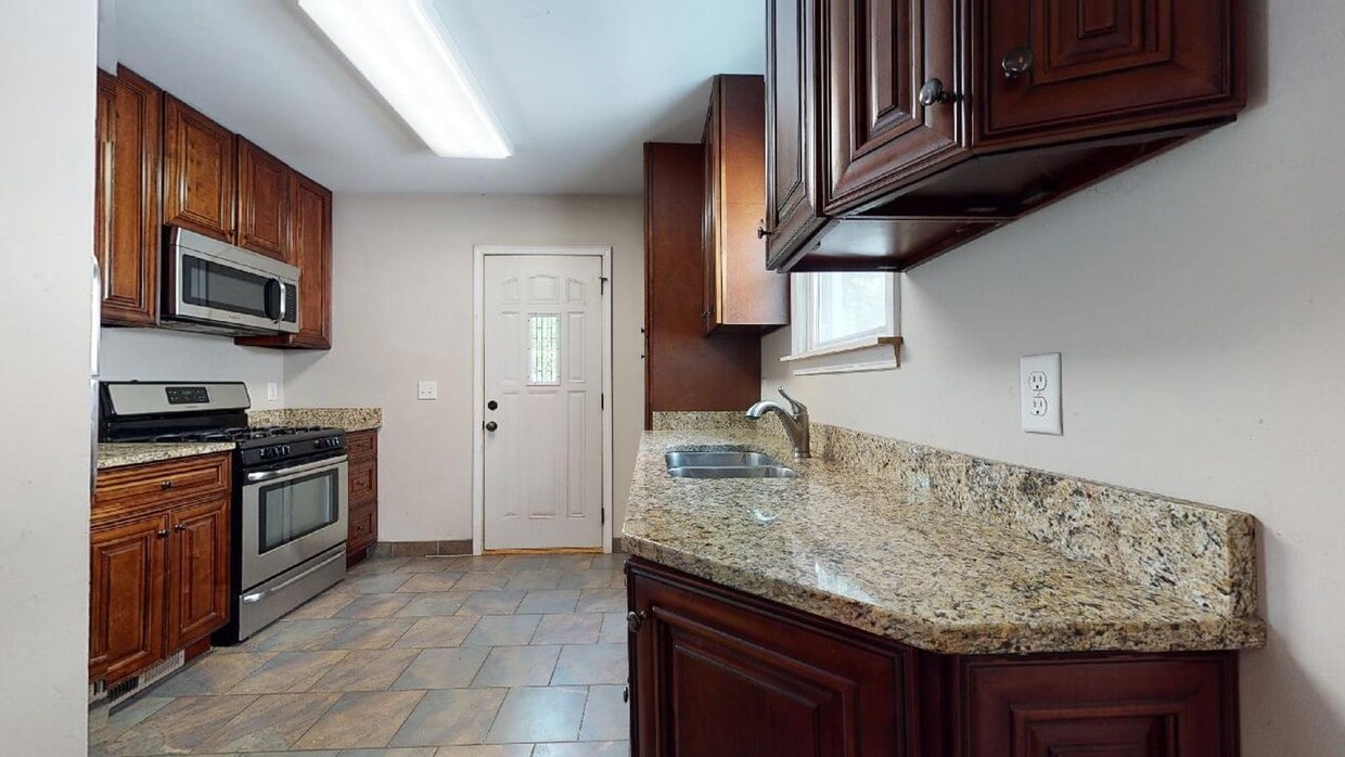 Foto principal - Affordable 4 Bedroom House - Close to U of...