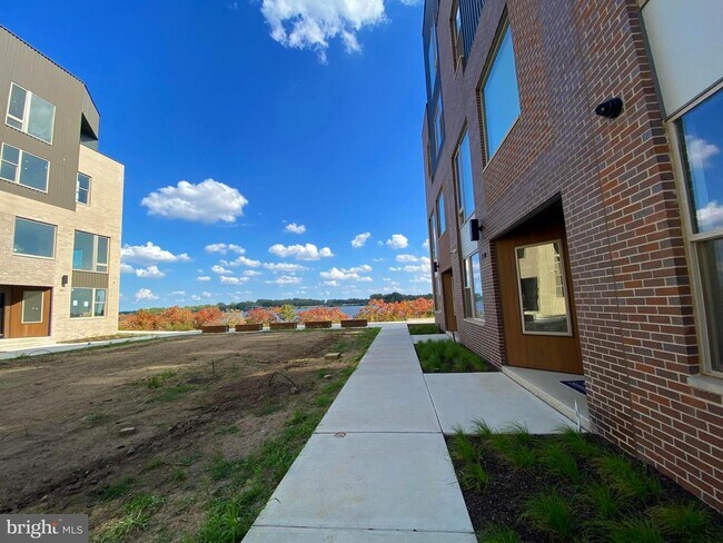 Building Photo - 3206 Parkview Walk