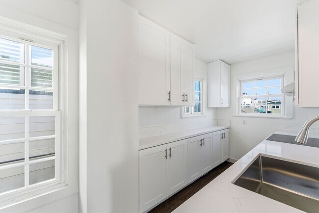 Foto del edificio - Prime Peninsula Living – 2BR/2BA Walk to Everything