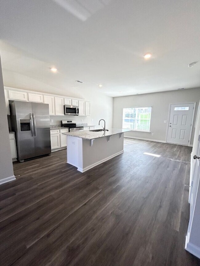 Foto del edificio - MODERN TOWNHOUSE LIVING IN HARBISON GROVE