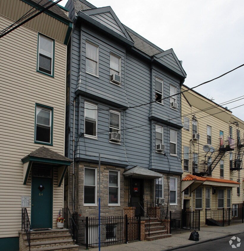 Building Photo - 62 Monroe St