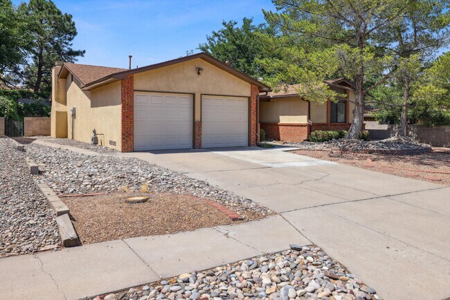 Foto del edificio - 8412 Capulin Rd NE