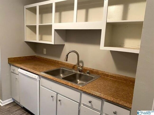 Foto del edificio - 2018 Hobbs Rd SE