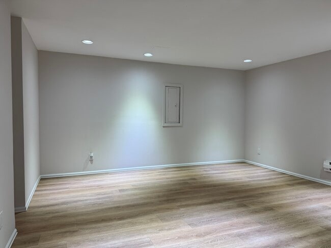 Building Photo - 841 Crisman Dr