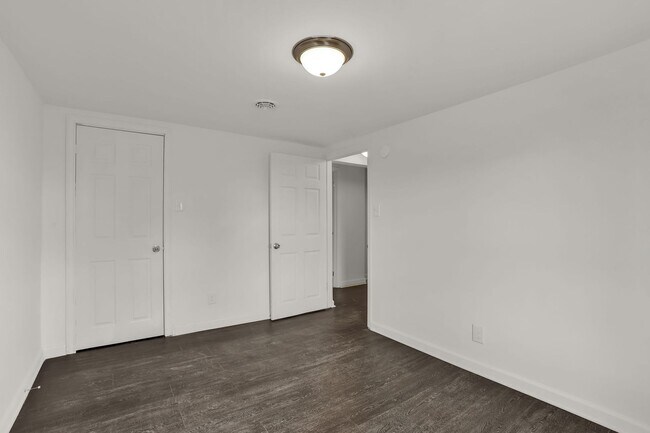 Building Photo - 569 Pleasant St