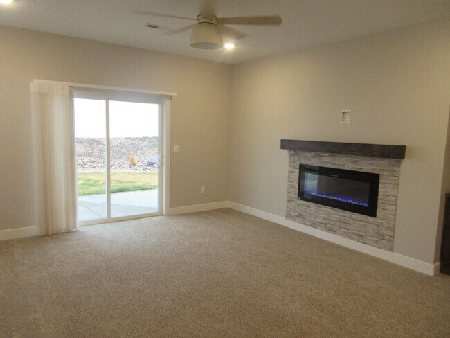 Foto del edificio - 3 bed 2.5 bath - Single Family Home in Crescent Hills