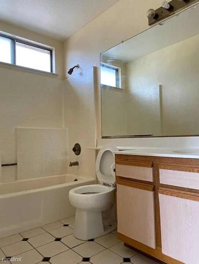 Building Photo - 3 br, 2.5 bath House - 5121 Yvonne Way