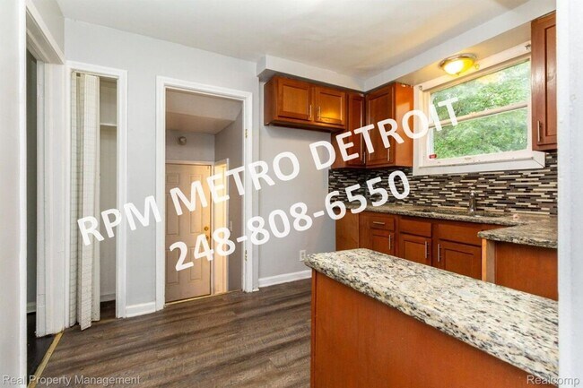 Building Photo - Traditonal 3-Bedroom Colonial Home in Detroit