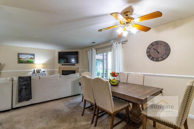 Foto del edificio - 208 Spring Maiden Ct