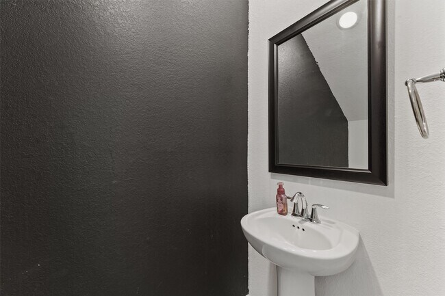 Foto del edificio - 4925 Chester Lk Ln