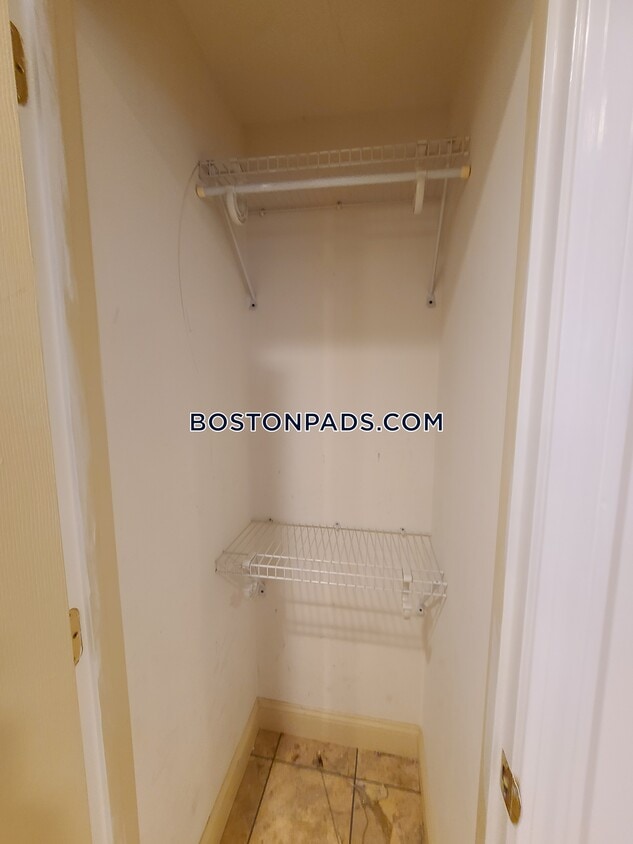 196 E Main St Unit B, Avon, MA 02322 Apartment for Rent in Avon, MA