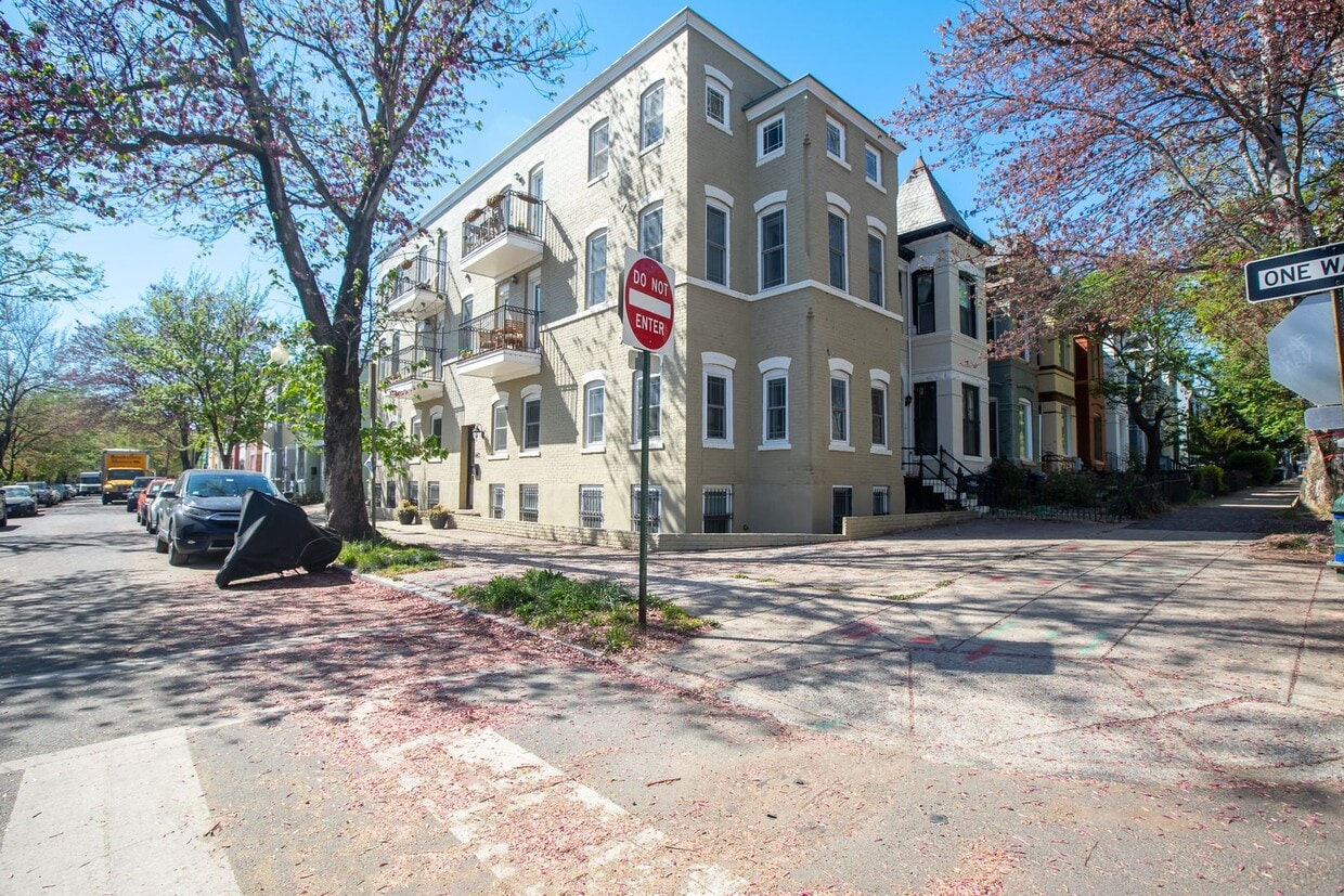 Primary Photo - Amazing 2 BR/1.5 BA Condo in H Street Corr...