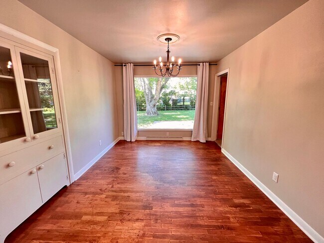 Foto del edificio - Updated 4 bed 2 bath house!