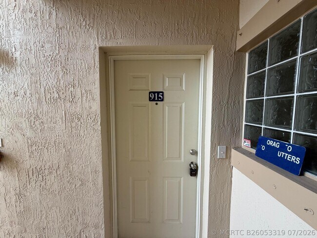 Foto del edificio - 1095 Golden Lakes Blvd