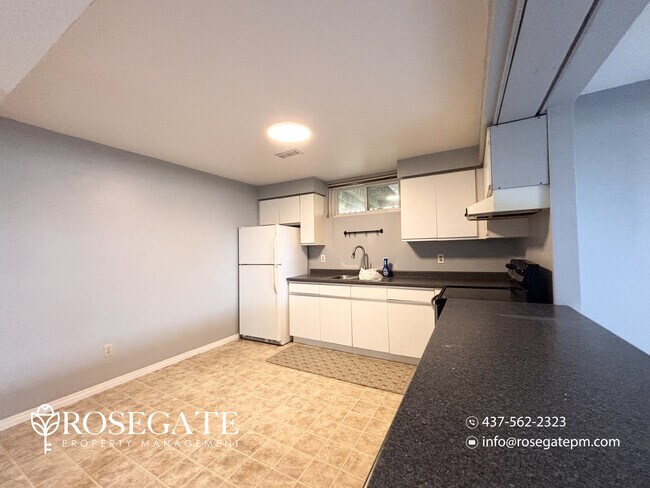 Photo du bâtiment - All-Inclusive 3-Bedroom Basement Apartment with Parking – Barrie