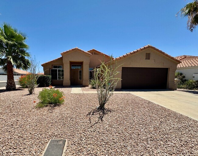 Foto del edificio - Meticulously Maintained 3 Bedroom + Den Single Level Home! Fantastic Low Backyard.