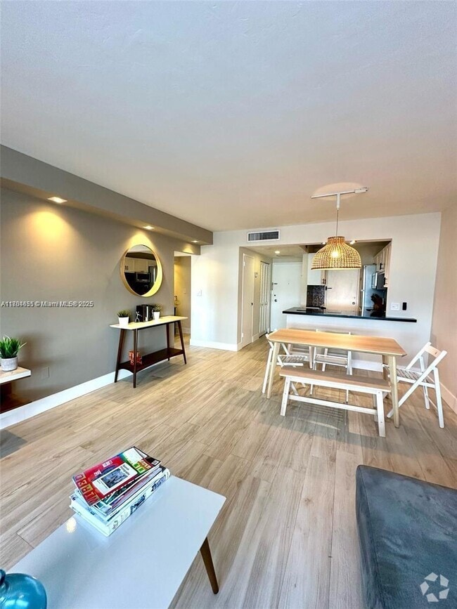 Building Photo - 2899 Collins Ave