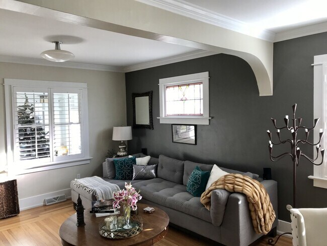 Foto del edificio - CHARMING 3 BED/1 BATH BUNGALOW IN THE HEAR...