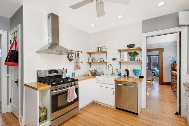 Nueva cocina actualizada con electrodomésticos de acero inoxidable - 3520 DuPont Ave S