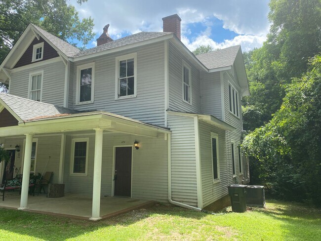 Foto del edificio - 2-Story Duplex Located in Concord!