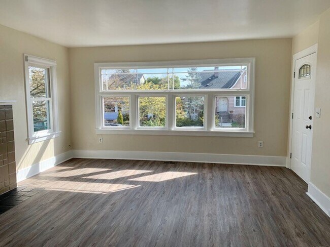 Foto del edificio - Remodeled 3 Bedroom Home-Duplex in Loyal Heights READY FOR MOVE IN NOW at $3875!
