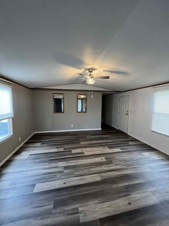 Foto del edificio - CUTE REMODLEDED 2 BEDROOM / 2 BATHROOM IN ...