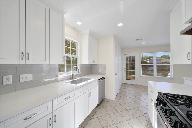 Building Photo - 5303 Bay Pines Dr