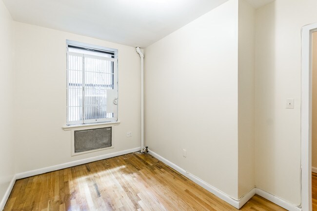 Building Photo - 66 W 109th St