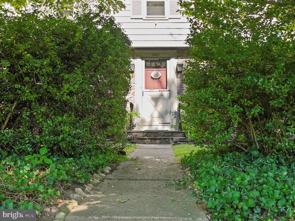 Primary Photo - 1251 General Washington Memorial Blvd