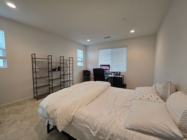 Foto del edificio - Modern 4BR Townhome in Fontana