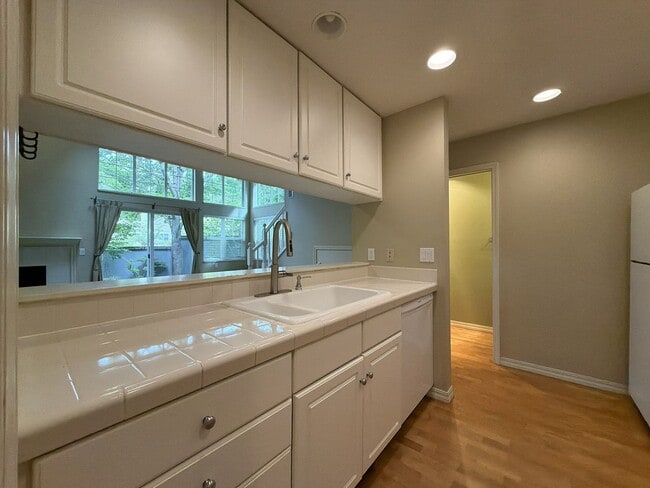 Building Photo - 9605 NW Miller Hill Dr
