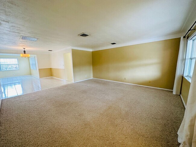 Foto del edificio - Spacious 2 Bedroom 2 Bathroom Seminole Home with Yard